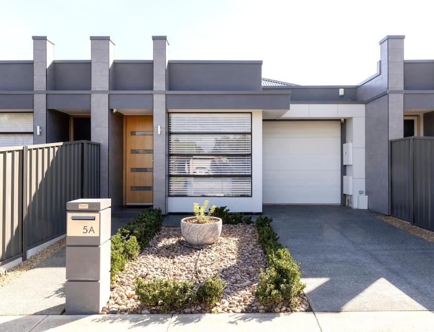 Luxury Home In Christies Beach With King Bed, Nbn, Netflix, 3Bed 2Bath Exterior photo